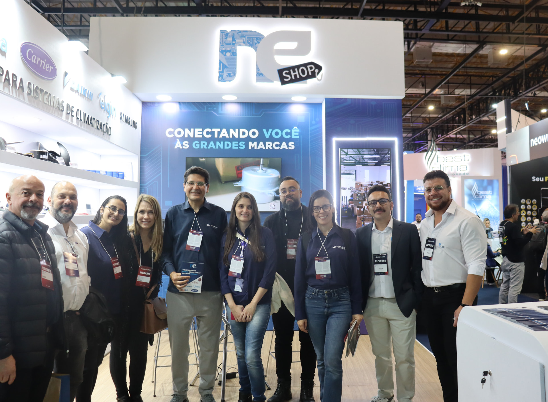 Equipe NESHOP com clientes no estande
