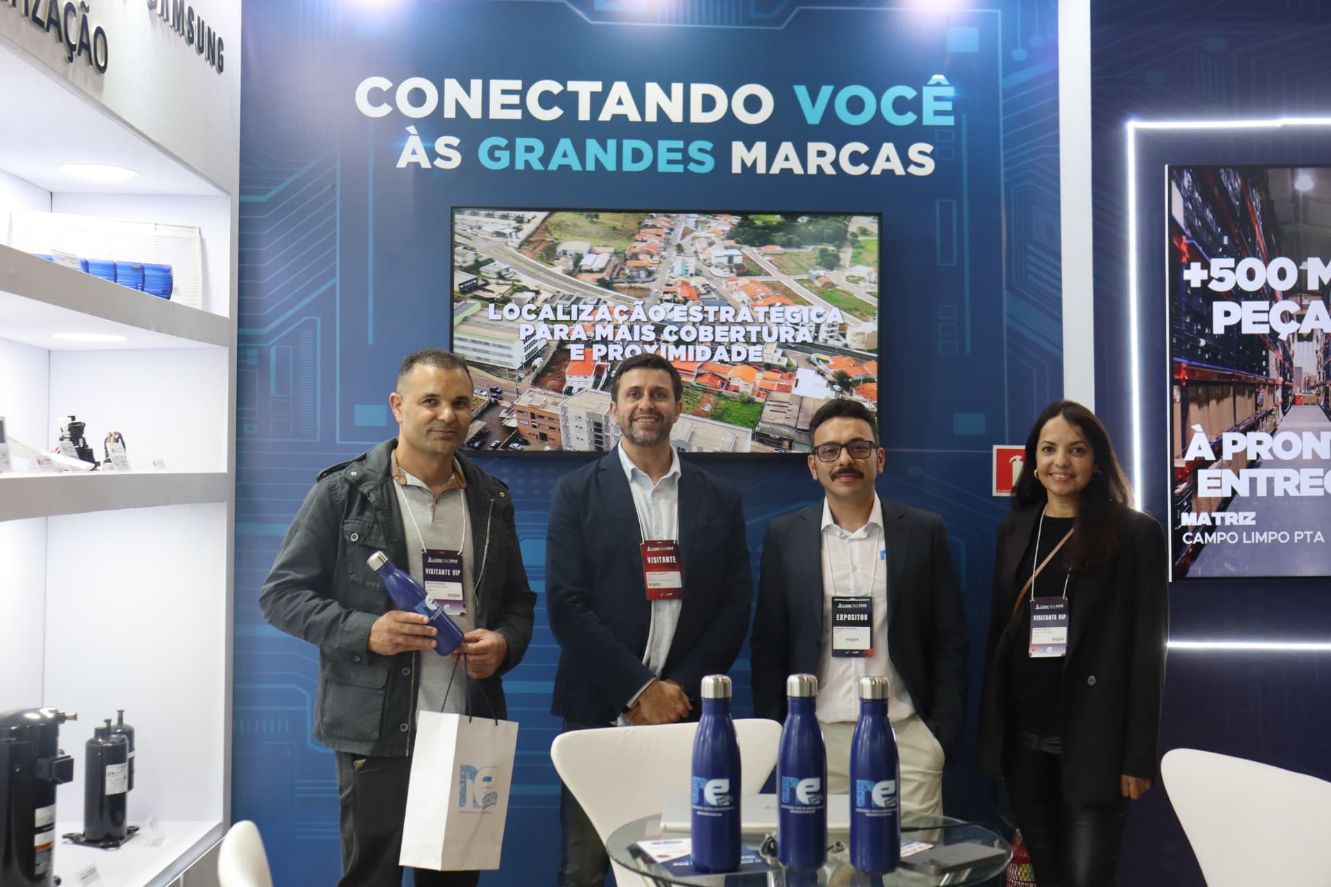 Equipe NESHOP com visitantes e brindes
